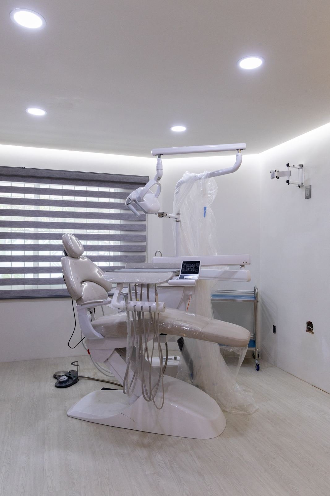 Consultorio dental con unidad, persiana zebra y plafón con luz perimetral