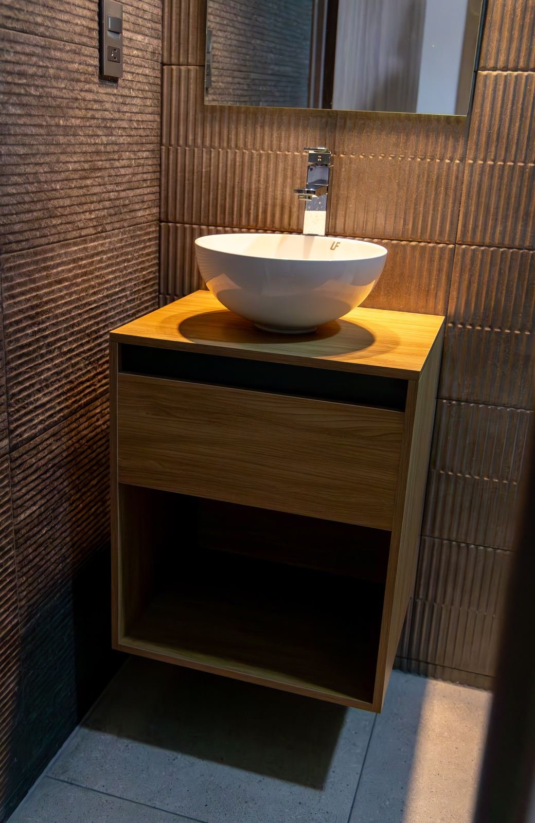 Detalle del mueble de lavabo en madera con ovalín