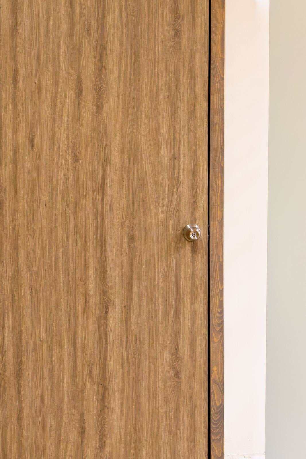Detalle de puerta de madera con marco y chapa