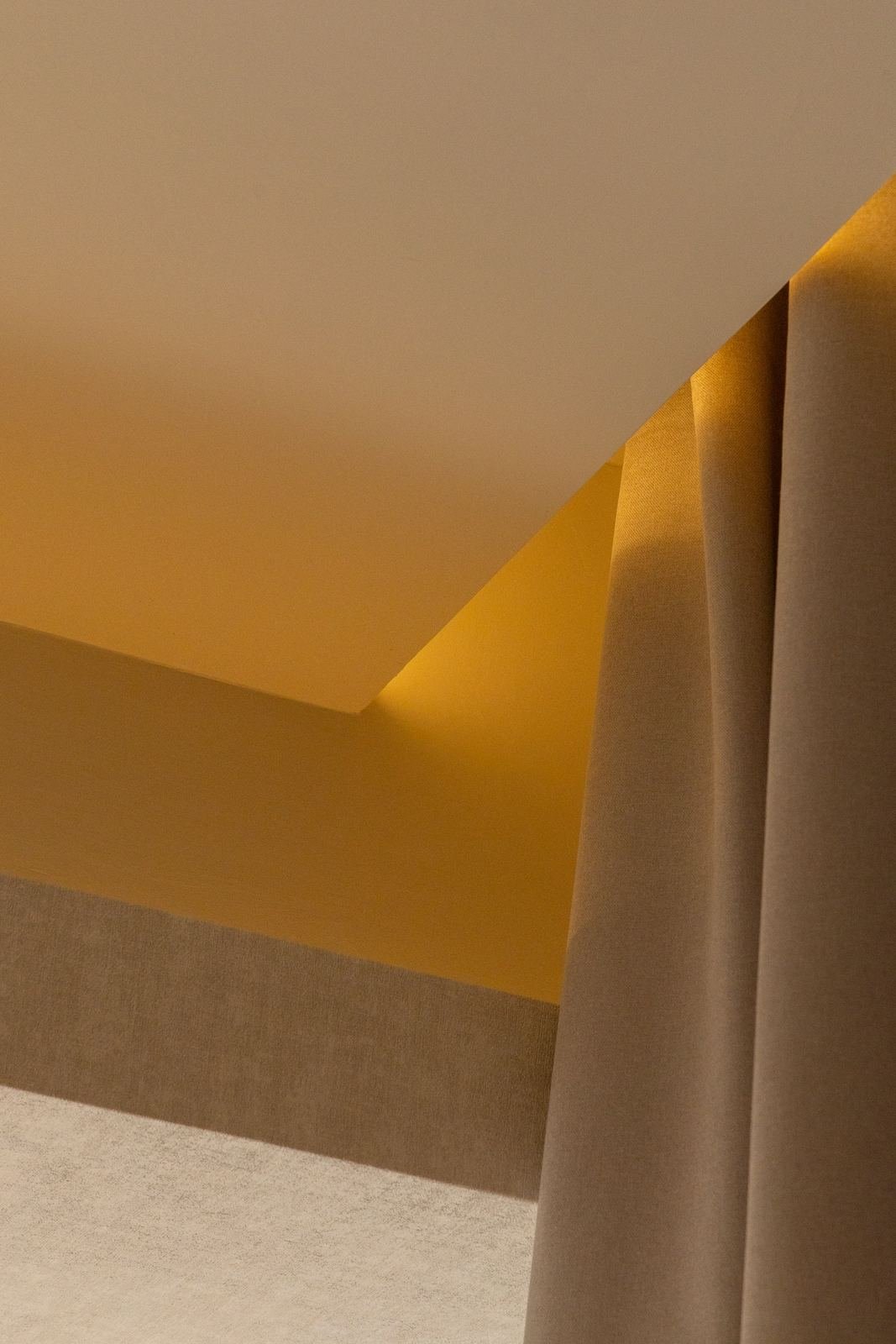 Detalle del plafón con luz indirecta y cortina