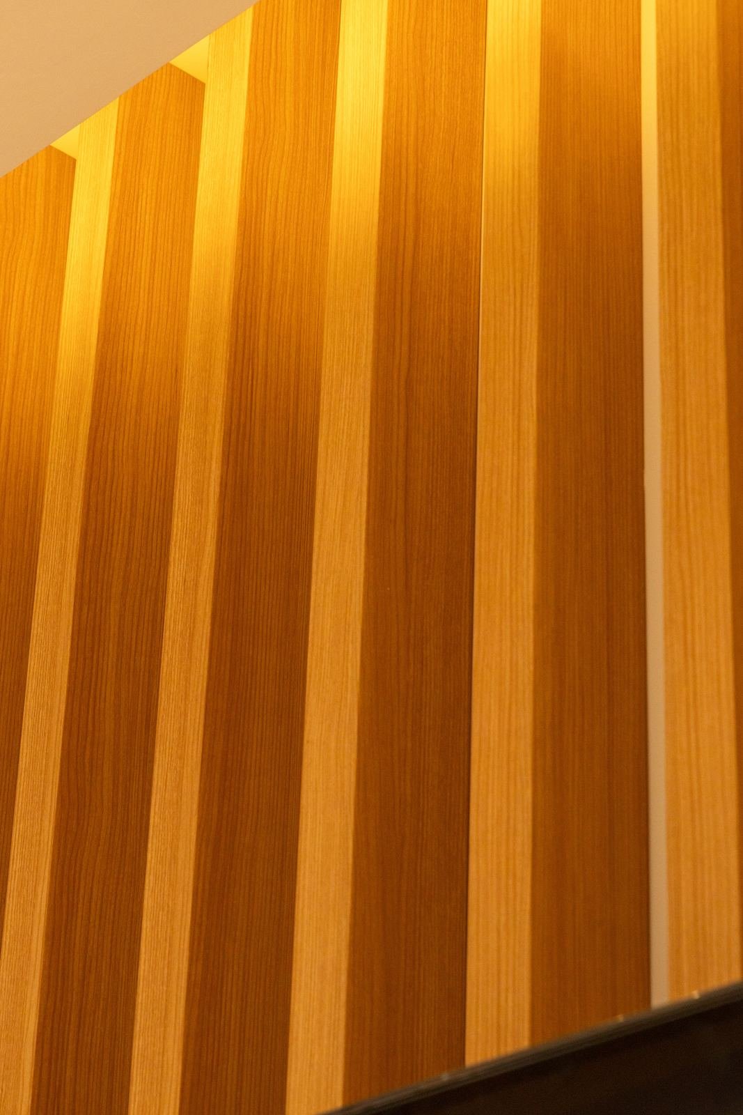 Detalle de lambrín de madera retroiluminado