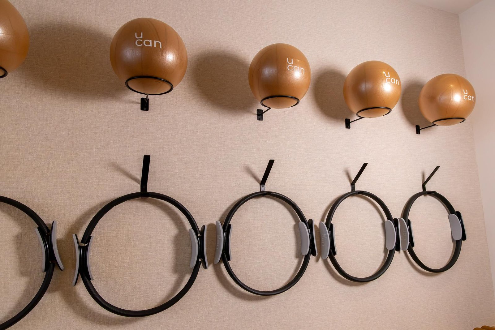 Muro de pelotas y aros de pilates en Mom Fit Studio, proyecto de Decora