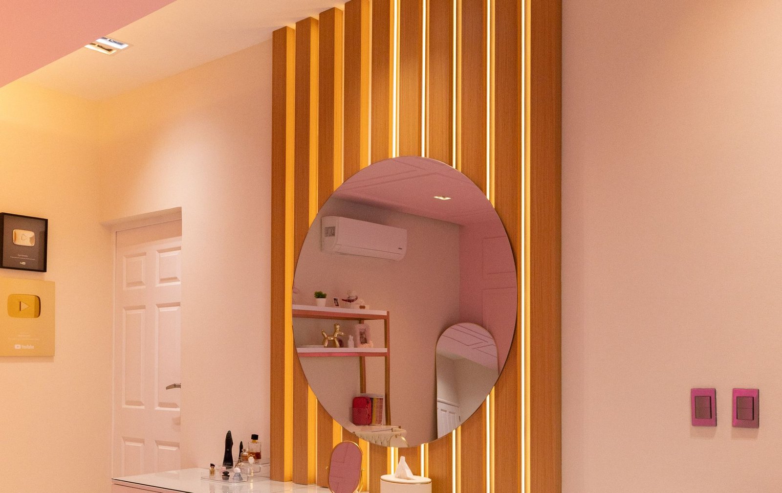Tocador con espejo circular y listones de madera con luz LED