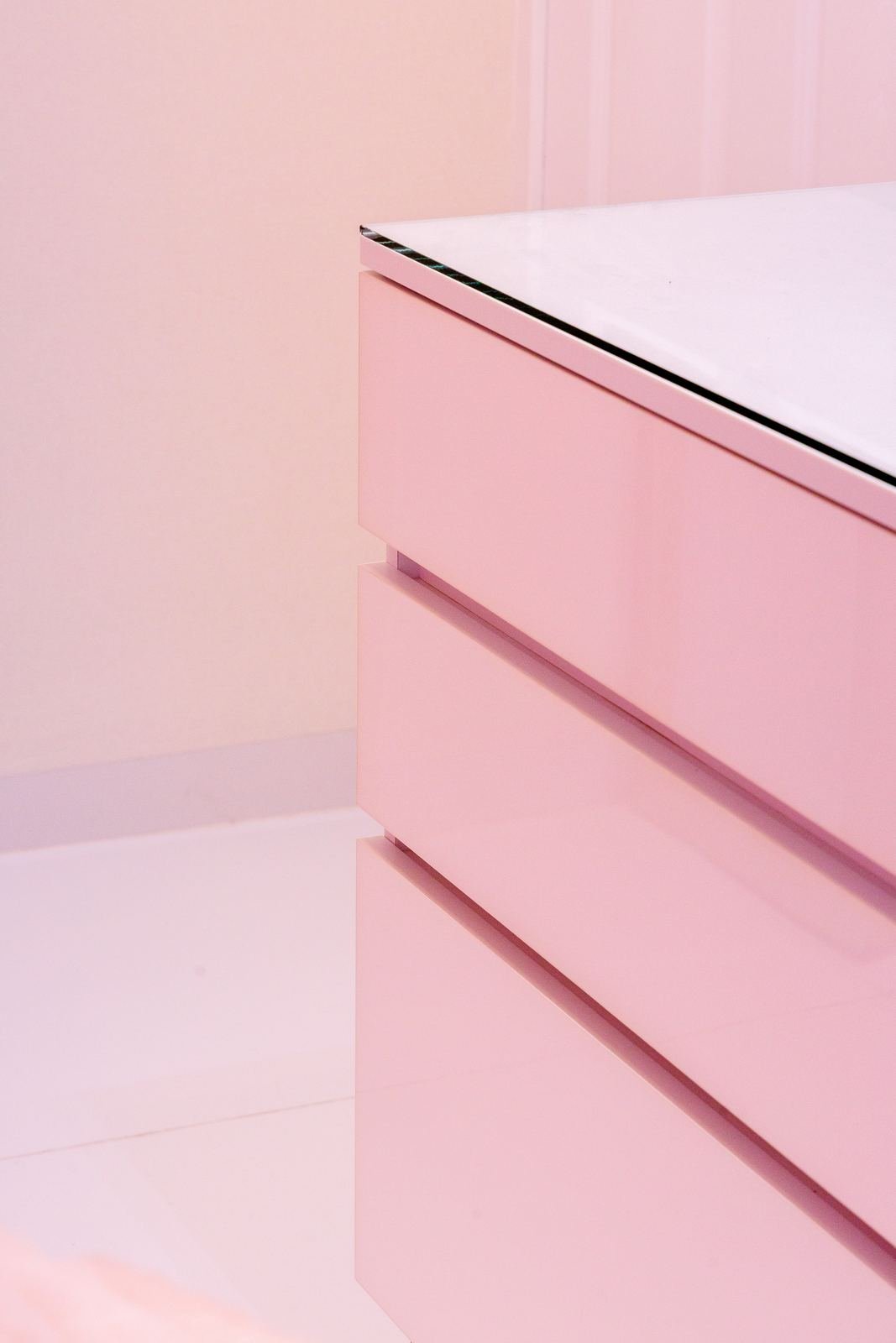 Sillón afelpado rosa con patas doradas