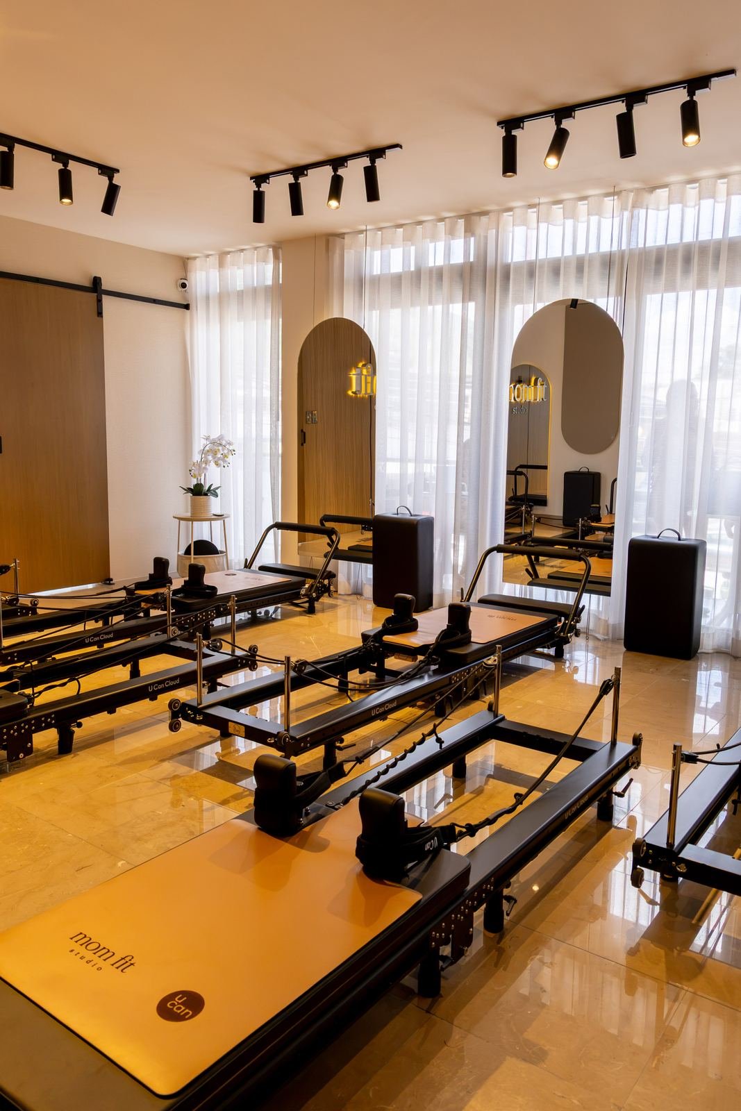 Sala de reformers con cortinas y luz natural