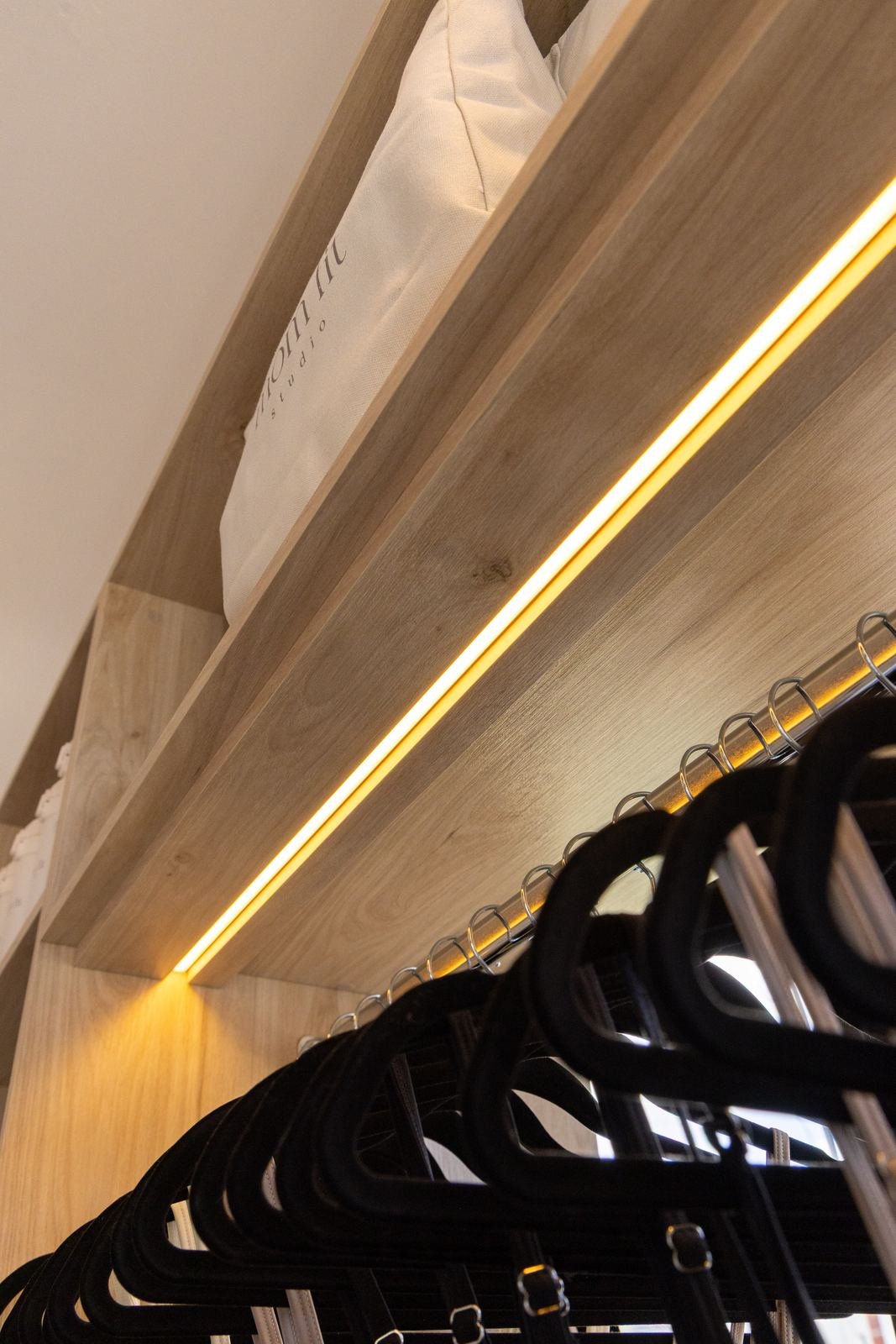Detalle de la línea LED integrada en el clóset