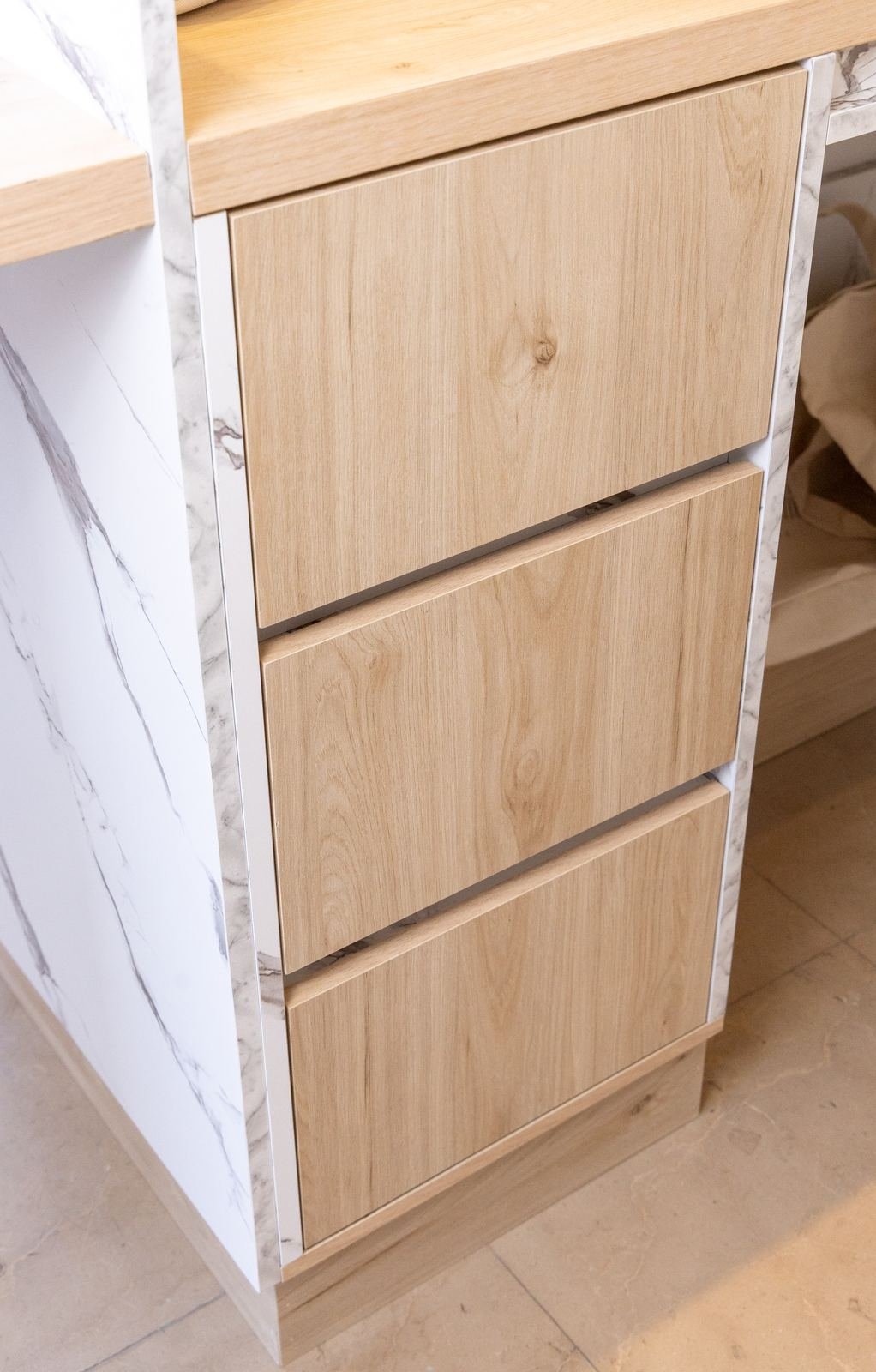 Detalle de cajones de madera con costados de mármol