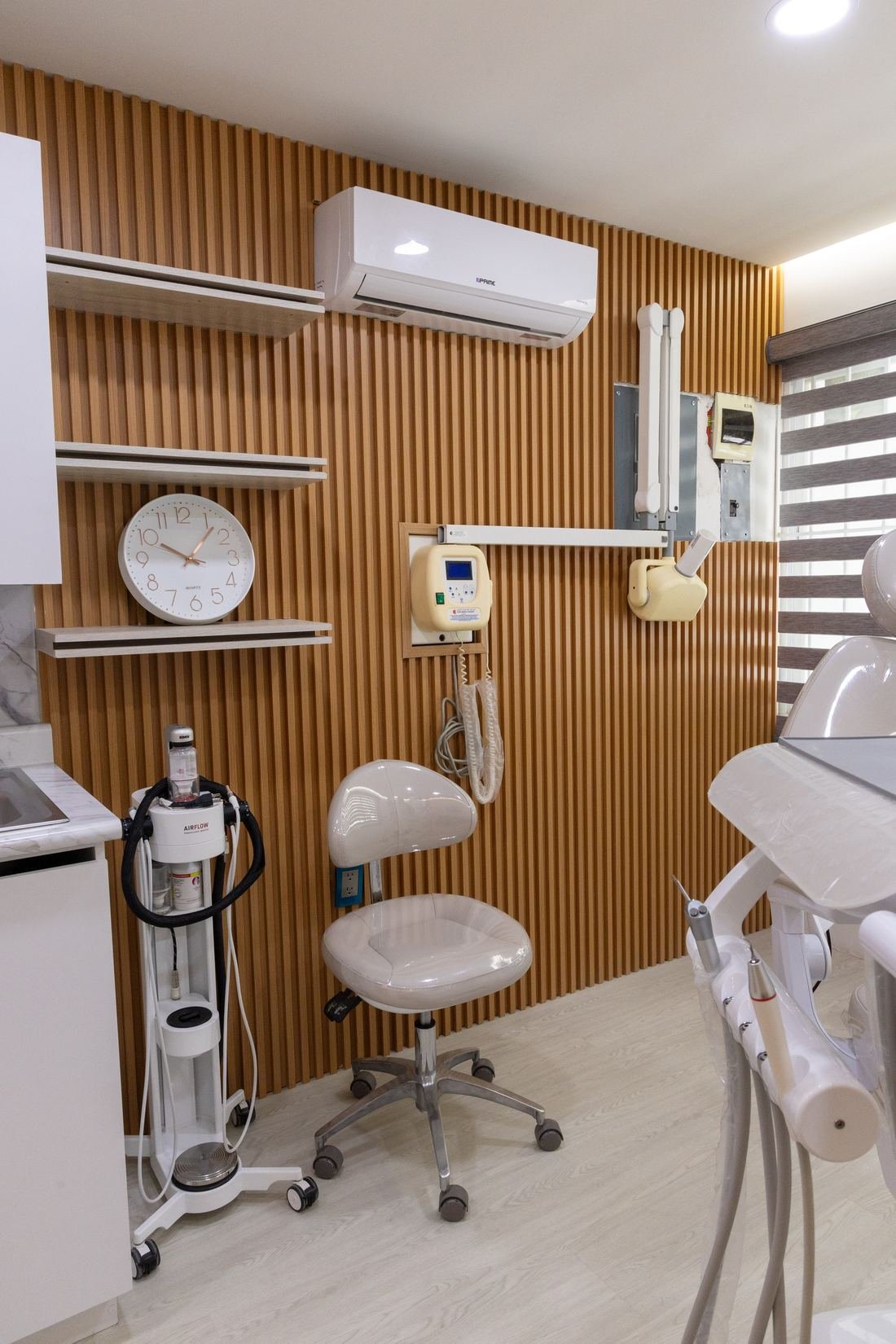 Consultorio dental equipado con muro de lambrín, repisas y mobiliario clínico a medida