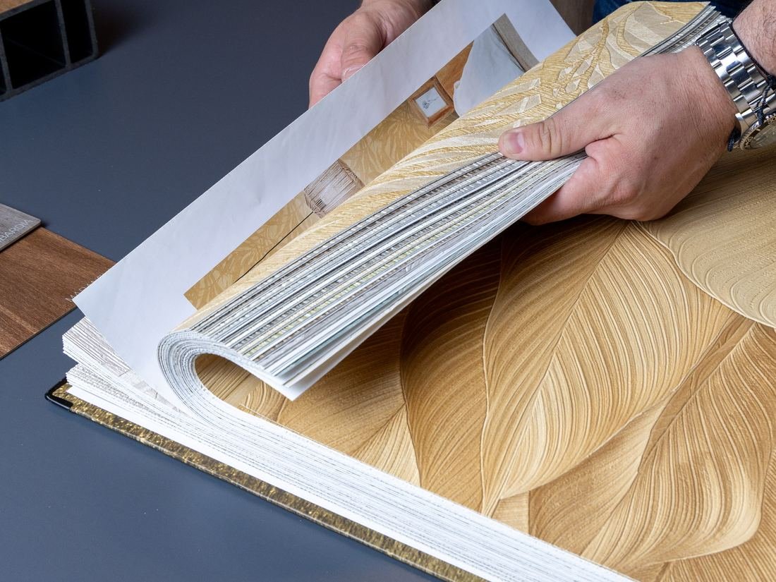 Render impreso comparado con el muestrario de papel tapiz en el showroom