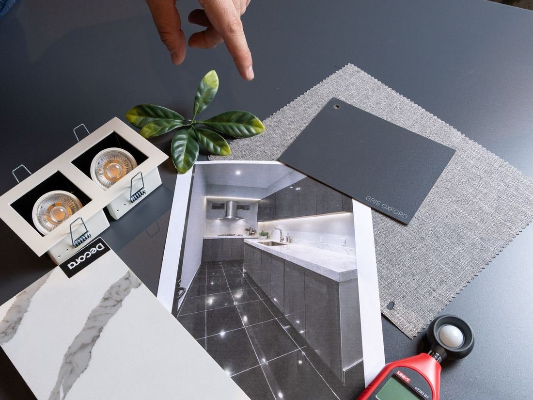 Definición de alcance con muestras, planos e iluminación sobre la mesa