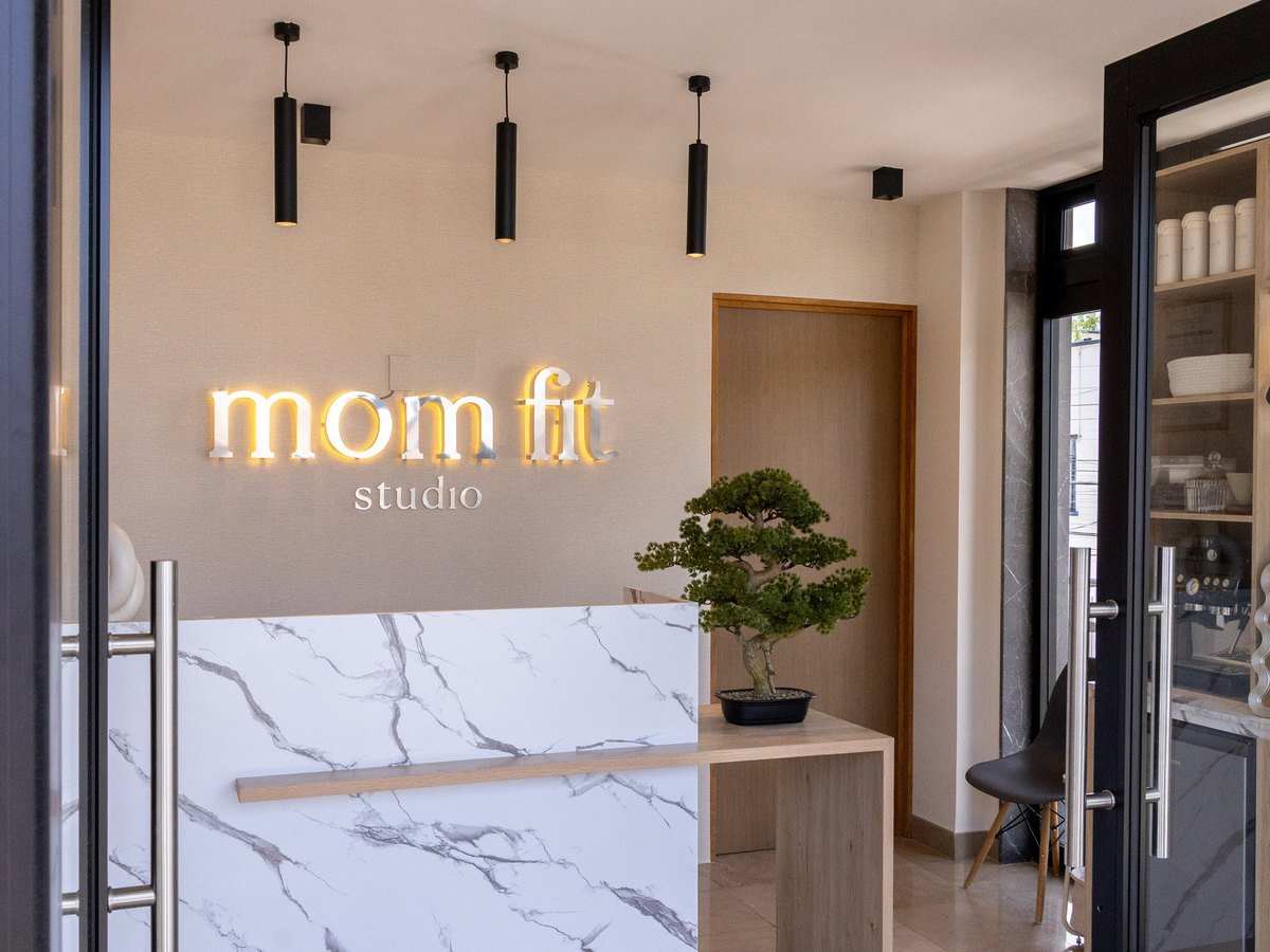 Recepción de Mom Fit Studio, proyecto comercial entregado por Decora